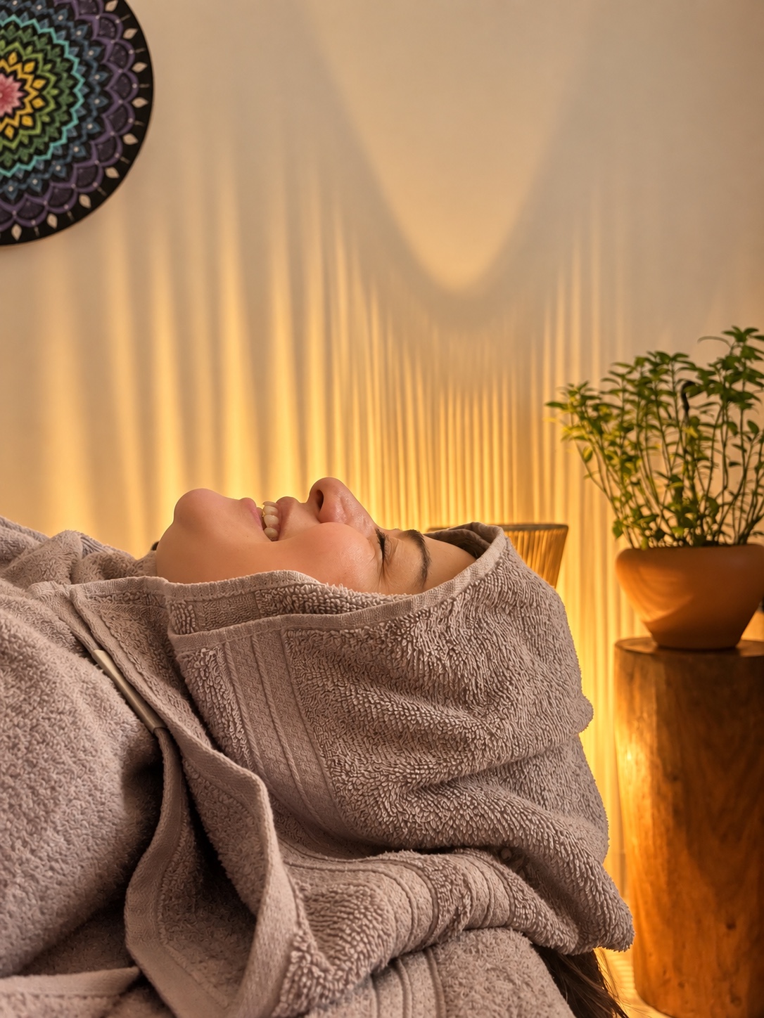 Cliente expressando leveza e bem-estar após uma experiência de Aromassoterapia